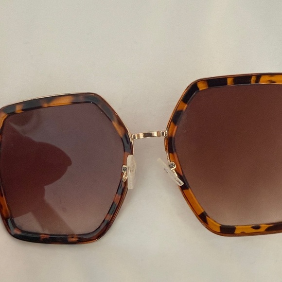 Stylish Black and Tortoiseshell Sunglasses BUNDLE - Picture 3 of 6